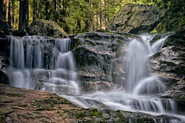 wunderschoener kleiner Wasserfall bei Cham im Bayrischen Wald